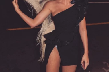 JELENA: Čapljo, loša si riba!  VIKI: Pokaži ti svoje noge ako smeš