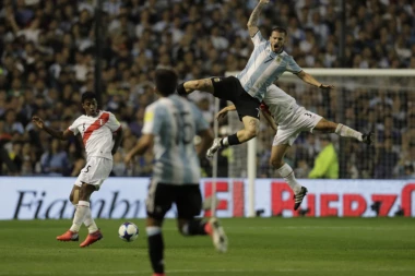 (FOTO) Ni u Super ligi nije ovako: ARGENTINCI JURE MUNDIJAL NA ORANICI!