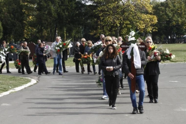 (FOTO) SAHRANA LEGIJINE MAJKE: Šešelju pozlilo!