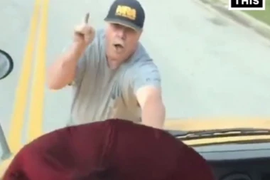 (VIDEO) Manijak se popeo na školski autobus u pokretu, hteo da BIJE DECU!