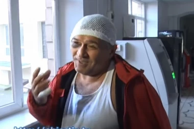 (VIDEO) Ostao bez delova uha i prstiju ZBOG LJUBOMORNOG MAJMUNA