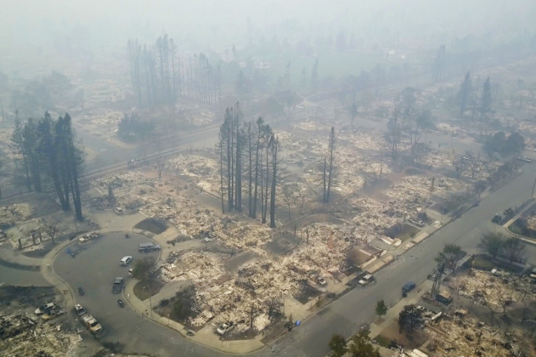 Požar je zahvatio više od 46.500 hektara zemlje od nedelje kada je izbio i brzo se proširio zahvaljujući suvom vremenu i jakom vetru, prenosi Rojters.