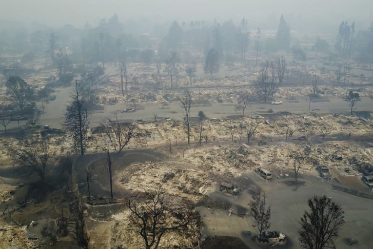 Više od 90.000 domova i firmi u okruzima Sonoma i Napa ostalo je bez struje, a dovod gasa je prekinut u 28.000 domova.