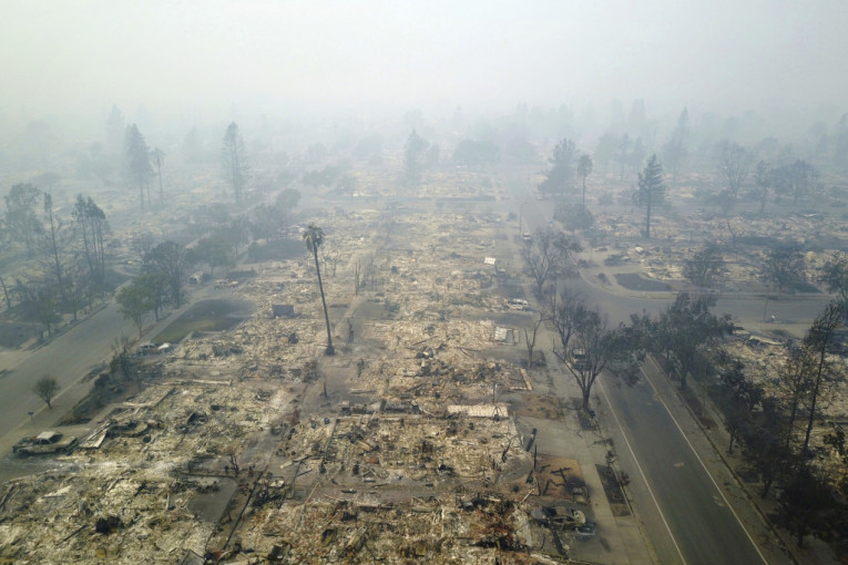 Desetine hiljada ljudi bilo je primorano da se evakuiše iz svojih kuća, a škole i najmanje dve bolnice bile su primorane da se privremeno zatvore u okrugu Sonoma.