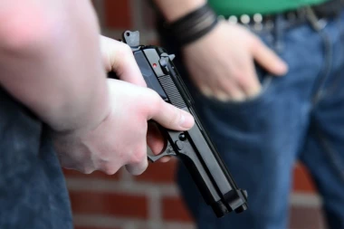 Oglasilo se Ministarstvo zbog đaka koji maltretira decu i vitla pištoljem po školi