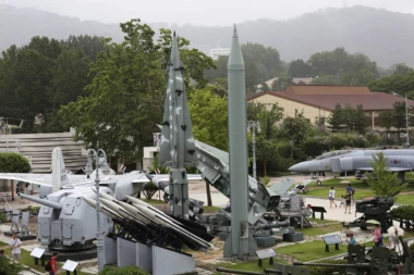 KIM DŽONG UN USKORO PLANIRA VELIKI RAKETNI RAFAL?