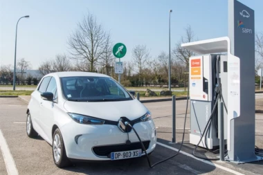 BUDUĆNOST MOŽDA MORA DA ČEKA: Svetu preti nestašica punjača za električne automobile