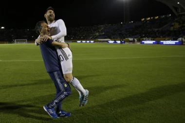 (VIDEO) Pao im kamen sa srca: MESI I DRUŠTVO BURNO PROSLAVILI ODLAZAK NA SP!