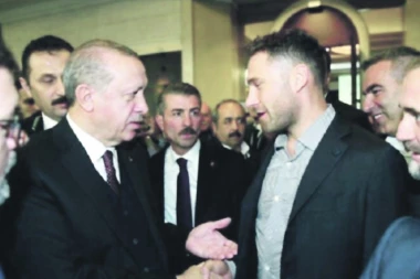 OTKRIVAMO Kako je tekao razgovor Erdogana i srpskog fudbalera: DUŠKO, POZDRAVI  MI SNAJKU JELENU!