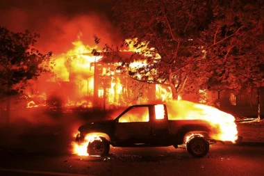 (VIDEO) KOJI LUDAK: Išao kolima kroz vatru koja je gutala SVE PRED SOBOM!