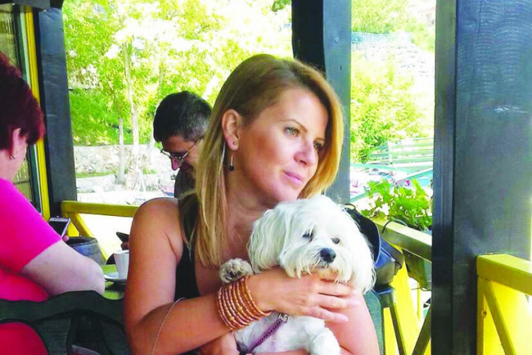 Luna, ima tri i po godine i obožava da se vozi kolima, da krade tuđe stvari i hvali se njima, ali iznad svega voli da jede sve sto joj dođe šapa.