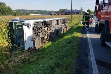 Prevrnuo se autobus pun dece, ima stradalih!