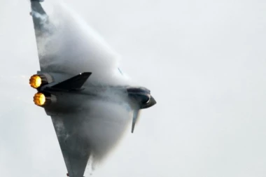 (VIDEO) KRVAVA PARADA U MADRIDU: Srušio se vojni avion, poginuo pilot!