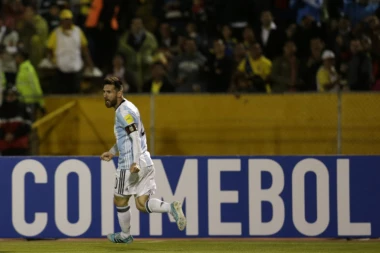 (VIDEO) NAVIJAČ ODLEPIO: Evo kakav je osećaj dobiti dres u kome je Mesi odveo Argentinu na SP