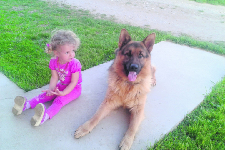 Ja sam Andrijana, a ovo je moj ljubimac Reks. Voli puno da se igra s decom i lopticom.