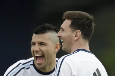 KUMOVI KONAČNO ZAJEDNO: Aguero u Barseloni!
