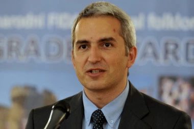 DAN SLOVENSKE PISMENOSTI: Mladenović položio vence na spomenik Ćirilu i Metodiju