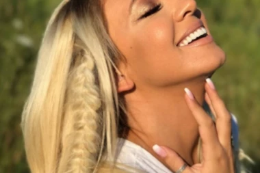 (FOTO)  Milica Todorović je proslavila Nikoljdan u svom rodnom Kruševcu: Fotka koju je objavila iz porodičnog doma raspametila je sve!