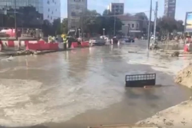 (VIDEO) TOTALNI POTOP: Pukla cev, Slavija se pretvorila u jezero!