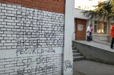 (VIDEO) BOLESNO: Cene droge na fasadi vrtića!