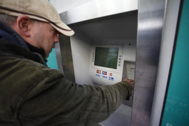 Menja se radno vreme banaka: Šalteri za podizanje novca radiće samo do podneva