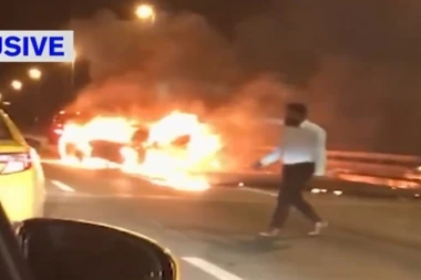(VIDEO) ŠOK NA AUTO-PUTU: Vozač ostavio devojku da IZGORI U KOLIMA i uhvatio taksi!