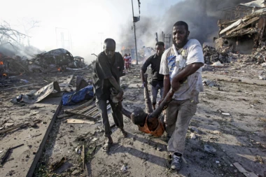 (FOTO) KAMION-BOMBA ODLETEO U VAZDUH: Mrtvi na sve strane!