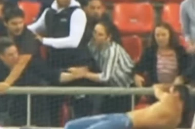 (VIDEO) UŽASNE SCENE IZ GRČKE: Reprezentacija igra, oni mlate sunarodnika!