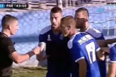 (VIDEO) PROCENITE SAMI: Da li je sudija pogurao Partizan protiv Radnika?
