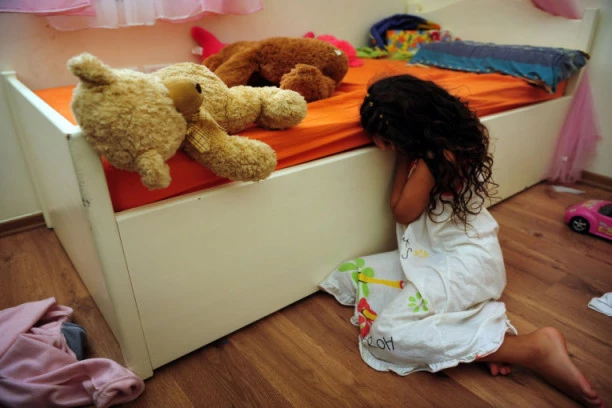 SRBIJA ZGROŽENA! "Čika me je skidao i dirao između nogu": Bolesnik više puta polno uznemiravao drugaricu (8) svog sina!