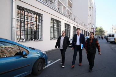 MALA JANA VIDELA OCA U ZATVORU!