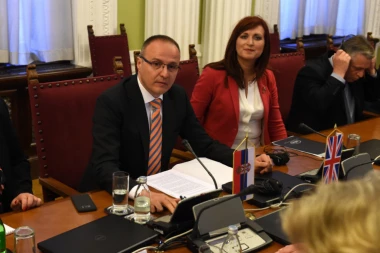 Da li je ovo poruka Dačiću od drugova: IDI DOK SI MLAD?!