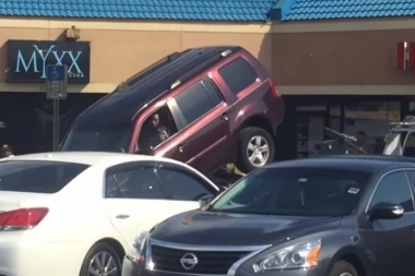 OVO JE UPORNOST: Vozač ne da svoj džip ni za živu glavu