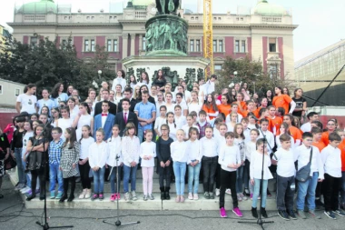 Koncert horova na Trgu republike: VIŠE MUZIKE U ŠKOLAMA