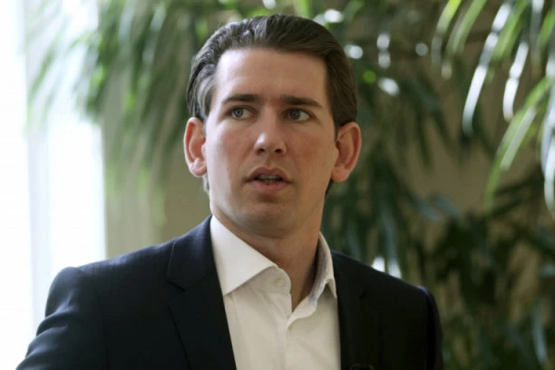 BLAM! KURC NIJE ZNAO DA OTPEVA AUSTRIJSKU HIMNU! Kancelar samo otvarao usta i smejao se (VIDEO)