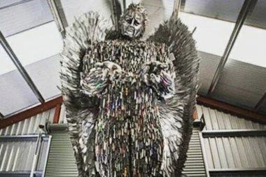 (VIDEO) SKULPTURA OD 100.000 NOŽEVA: Ovako izgleda "Anđeo smrti"