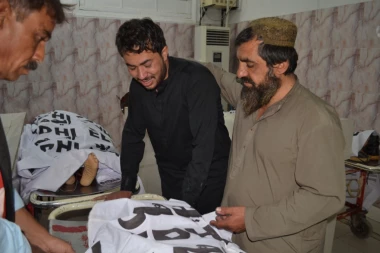 EKSPLOZIJA U PAKISTANU OSTAVILA LEŠEVE: Kamion bezbednosnih snaga odleteo u vazduh