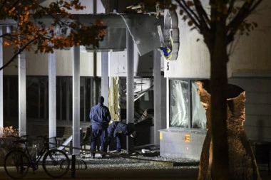 POLICIJA TAJANSTVENA, TVRDE DA NIJE TERORIZAM: U dve eksplozije u Stokholmu ima povređenih, evakuisano oko 50 ljudi!