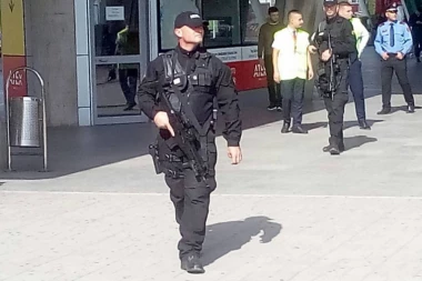 DO ZUBA NAORUŽANI SPECIJALCI ČUVAJU  PARTIZAN U TIRANI!