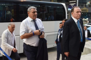 (FOTO) Delegacije Partizana i Skenderbega na zajedničkoj večeri, među njima i jedno dobro poznato lice