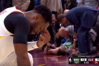 Najpotresnija sportska fotografija: IGRAČ SE PREVIJA OD BOLOVA, A VEJD SE MOLI ZA NJEGA!