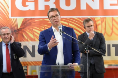 VUČIĆ: Po kakvoj je to matematici 450 manje od 350 evra?