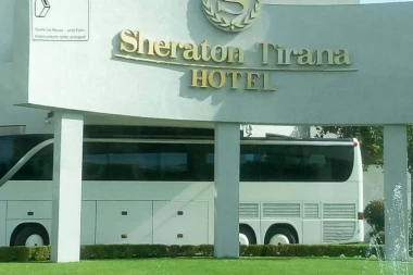 (FOTO) Crno-beli se smestili u "Šeraton", obezbeđeni kao da je stigao Papa!