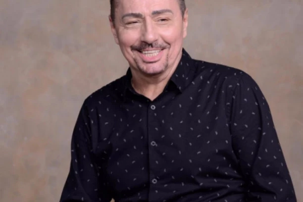 (FOTO) DOSAD JE NIKO NIJE VIDEO! Ovo je Kebina sestra! Pevač rešio na poseban dan da objavi sliku