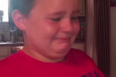 (VIDEO) DUŠA PRESLATKA: Ovaj dečak će istopiti sav led u vašem srcu!