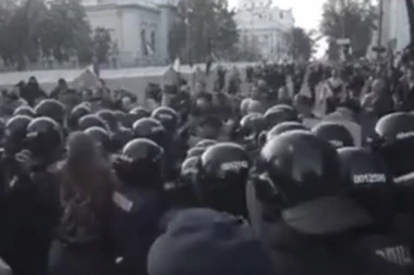 (VIDEO) HAOS U UKRAJINI, SUKOBI ISPRED PARLAMENTA