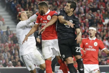 (VIDEO) TRAGIČAR DANA: Mladi srpski golman se obrukao na meču protiv Junajteda