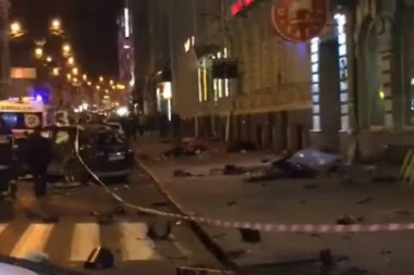 (VIDEO) HAOS U HARKOVU: Automobil uleteo u pešake, pet mrtvih