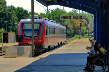 PRETUČENA POLICAJKA U NOVOM SADU