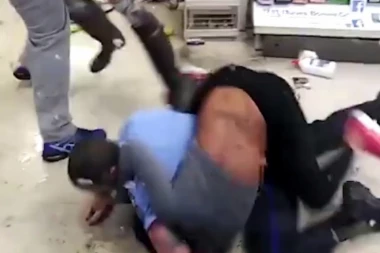 (VIDEO) KOJA LUJKA: Nećete verovati šta je ova devojka uradila policajcu u prodavnici